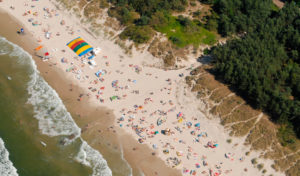 plaża wypełniona turystami na majówce nad morzem
